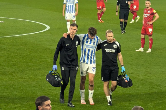 Brighton’s new signing suffered an injury 8 minutes into his debut